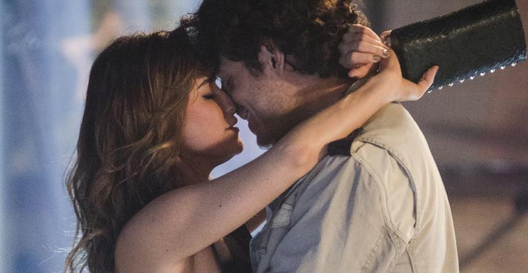 Malu e Bento se beijam na novela ‘Sangue Bom’