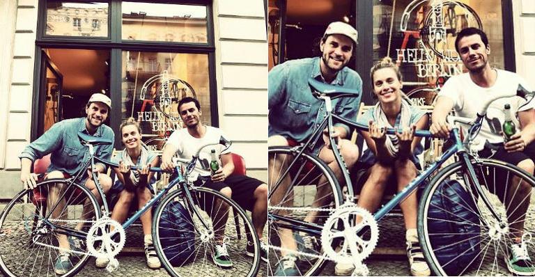 Carolina Dieckmann faz nova amizade em Berlim, na Alemanha