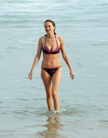 Heather Graham, de ‘Se Beber, Não Case 3’,  curte praia carioca