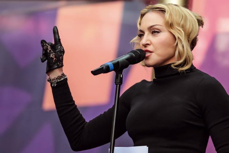 Após polêmica com filho, Madonna rebate críticas: Só brincadeira