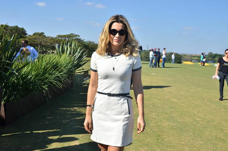 Flávia Alessandra assiste à final de campeonato de polo no interior de São Paulo