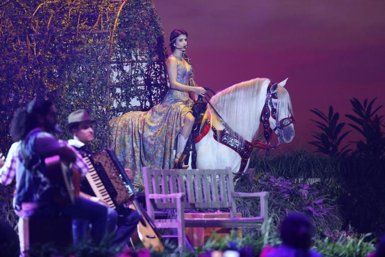 Paula Fernandes deixa palco montada em cavalo na gravação de DVD no Rio; veja fotos