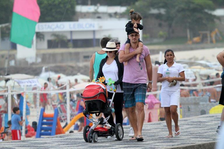 Nalbert aproveita dia de sol com a família no Rio