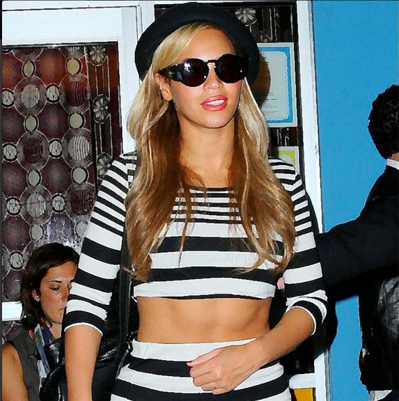 Com a barriguinha de fora, Beyoncé coloca fim a boatos sobre gravidez
