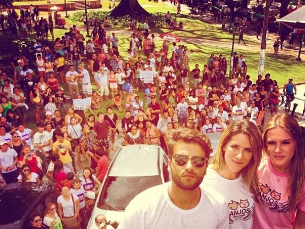 Bruno Gagliasso, Giovanna Ewbank e Fiorella Mattheis participam de ato contra o extermínio de animais no Pará