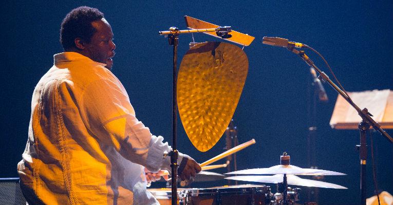 Johnathan Blake vem ao Brasil pela primeira vez como bandleader. Veja entrevista com o músico