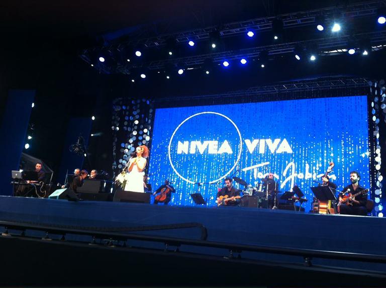 Vanessa da Mata homenageia Tom Jobim com show na praia de Ipanema