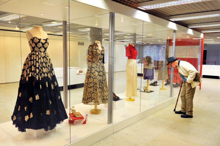 Looks de Evita em exposição em São Paulo