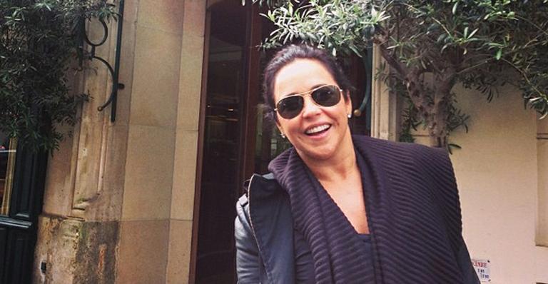 Daniela Mercury curte dia de sol em Paris
