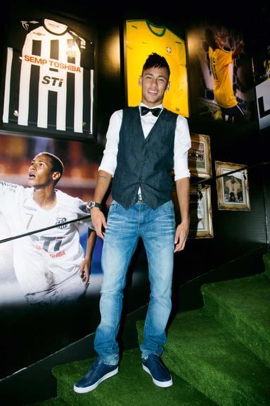 Estiloso Neymar Jr. em festa