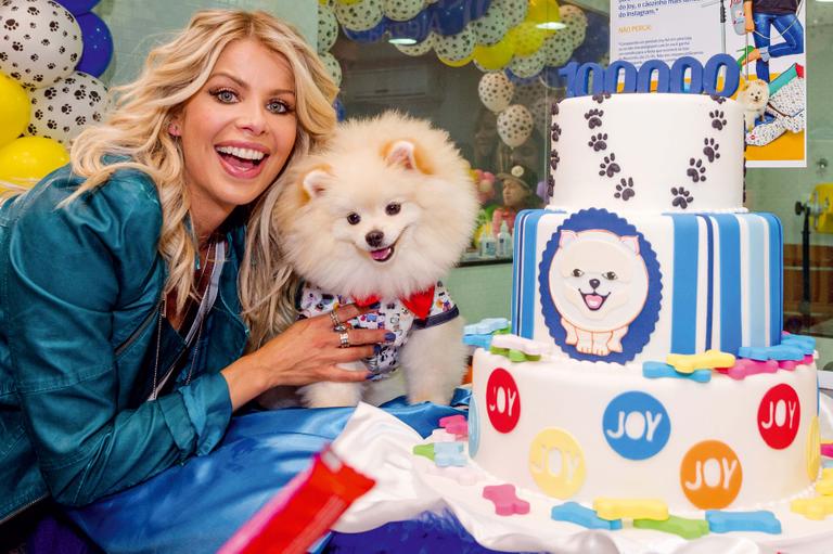 Karina Bacchi mima o seu cãozinho