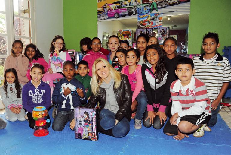 Patrícia de Sabrit feliz em brinquedoteca em SP