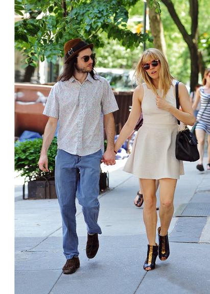 Sienna Miller e Tom Sturridge caminham pelas ruas de Nova York