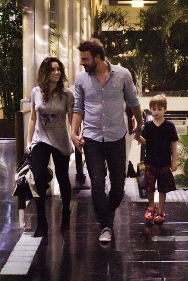 Cássio Reis com a namorada, Fernanda Vasconcellos, e o filho, Noah