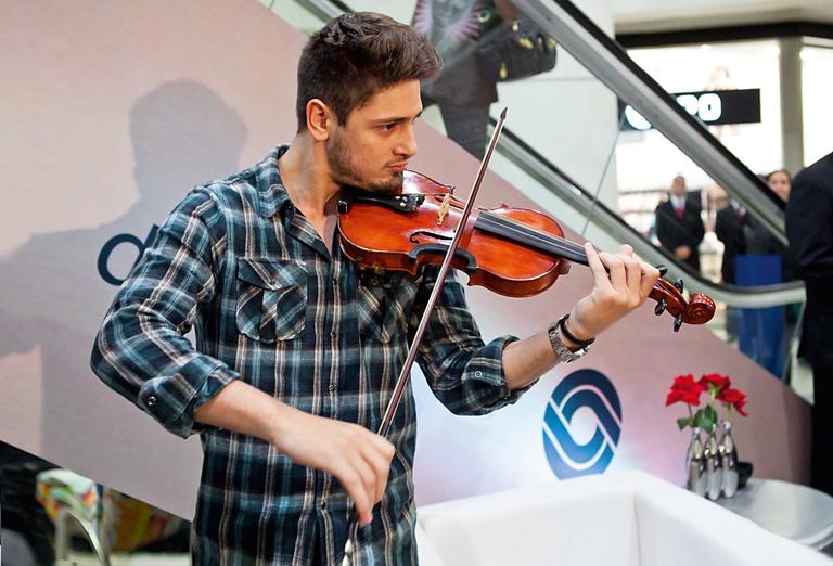 Daniel Rocha mostra talento ao tocar violino em Florianópolis