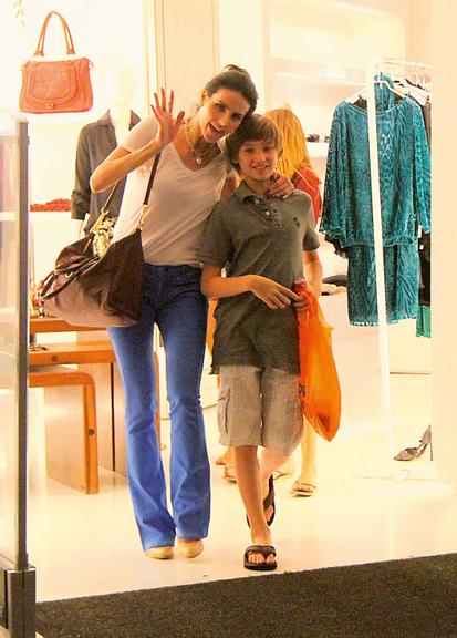 Lisandra Souto curte passeio no shopping com o filho Yago