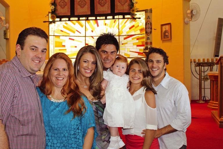 Elaine Mickely e Cesar Filho batizam a sobrinha Lorena