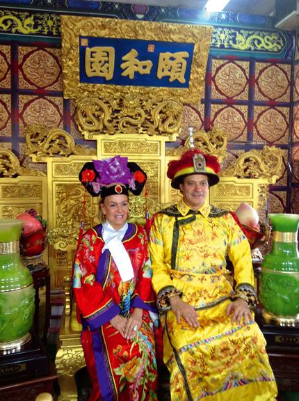Helena Mottin e Edinho Veneziani felizes na China