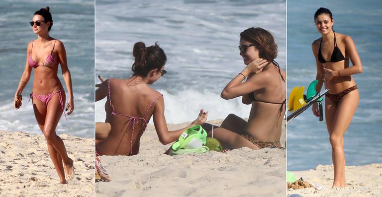 Thaila Ayala e Sophie Charlotte exibem boa forma em tarde na praia