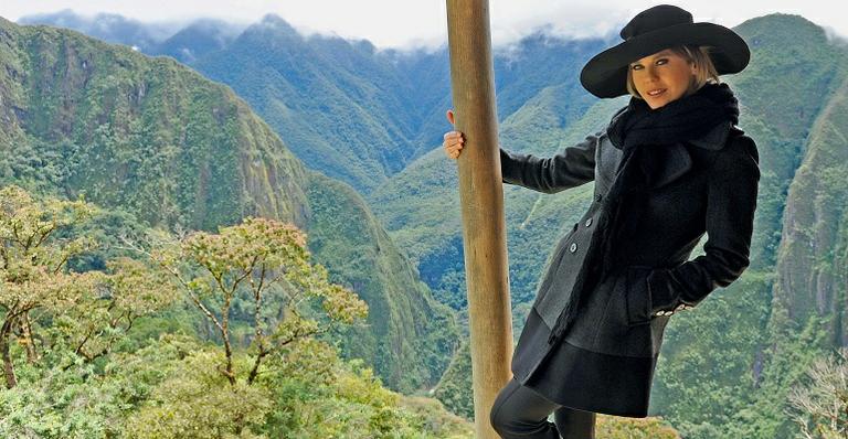 No Peru, Bárbara Paz contempla as ruínas de Machu Picchu