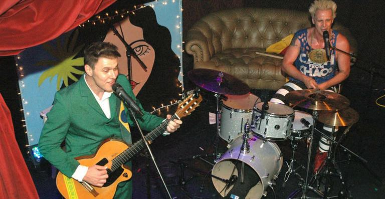 Supla e João Suplicy cantam em festa de Nova York