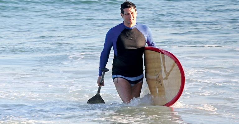 Marcelo Serrado no mar e os gêmeos na plateia