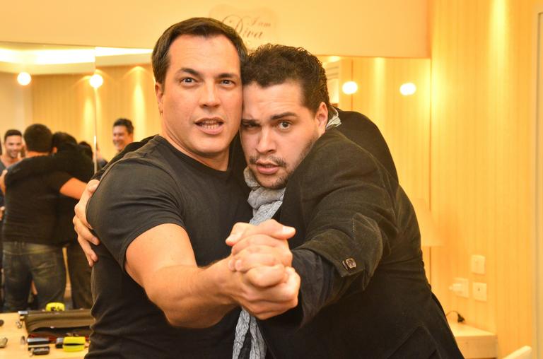 Daniel Boaventura recebe Tiago Abravanel em camarim de show em São Paulo