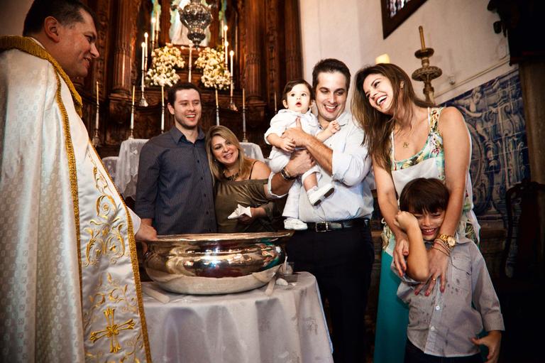 Raquel Nunes se emociona no batizado do filho Arthur