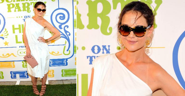Katie Holmes usa toga no estilo verão em evento de grife