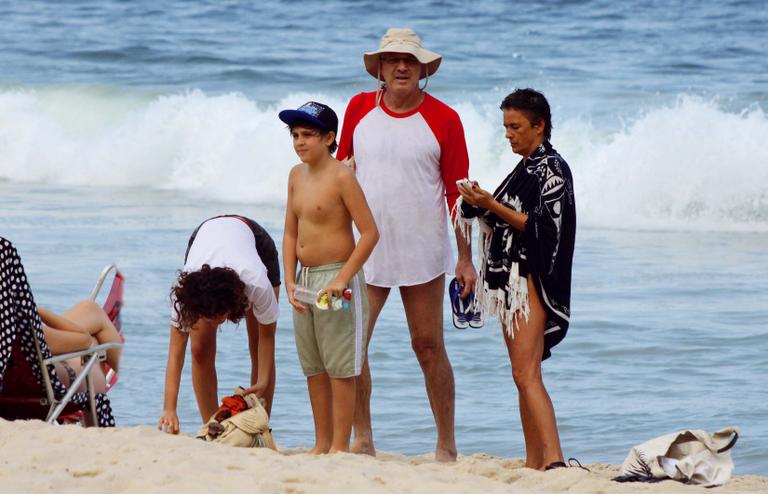 Pedro Bial: sol e mar em família