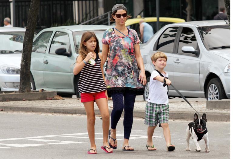 Maria Paula com os filhos e o novo cãozinho