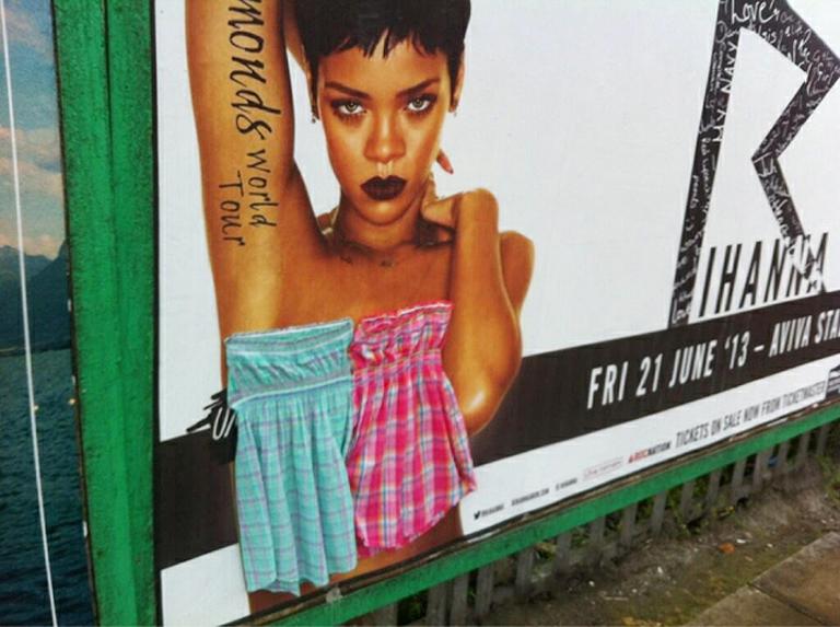 Rihanna causa polêmica na Irlanda com cartaz em que aparece seminua