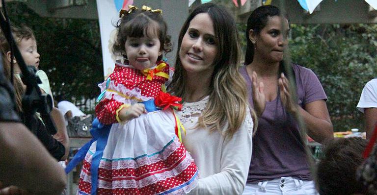 Fernanda Pontes se diverte com a filha em festa junina no Rio