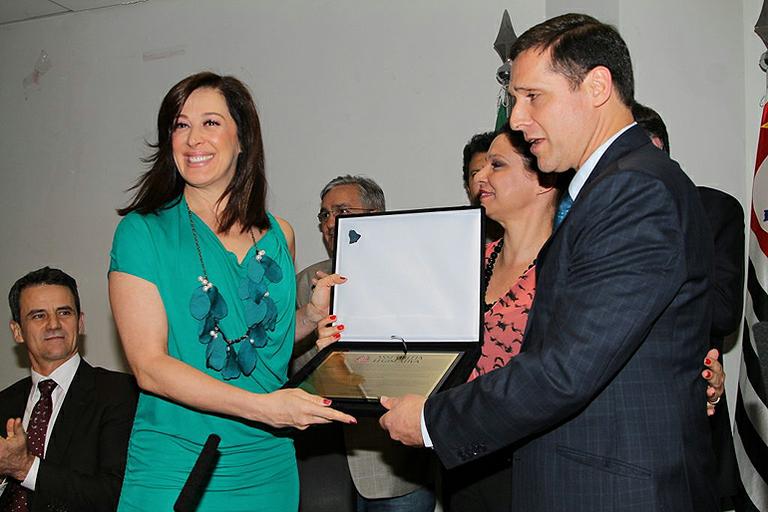 Claudia Raia recebe homenagem da Assembleia de São Paulo