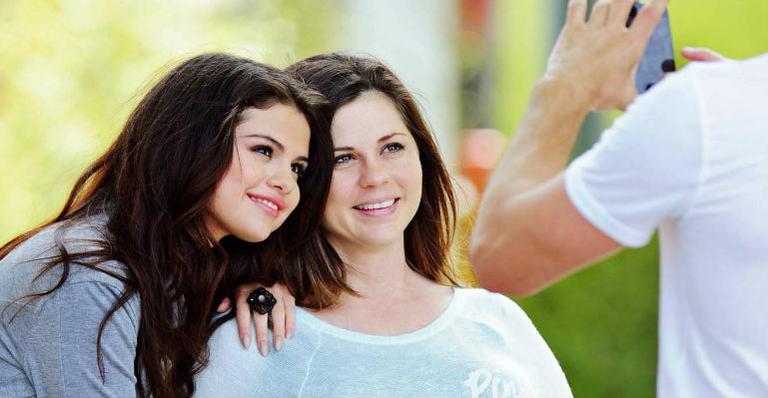 Selena Gomez fala pela primeira vez sobre sua irmã recém-nascida no Twitter