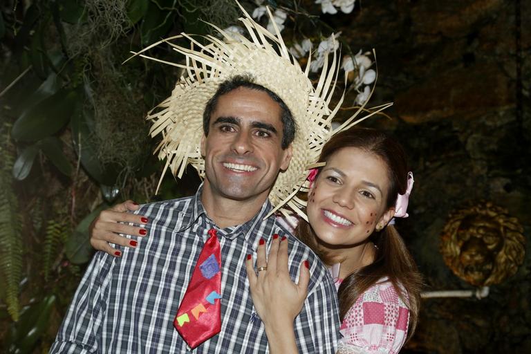 Nivea Stelmann vai à festa junina de caipira e exibe aliança