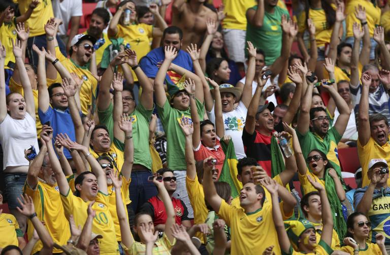Torcida brasileira lota o Estádio Mané Garrincha, em Brasília, para o primeiro jogo da Copa das Confederações 2013