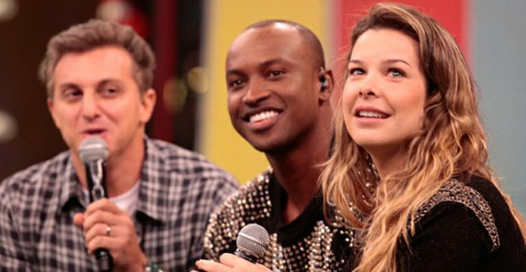 Thiaguinho e Fernanda Souza ficam noivos