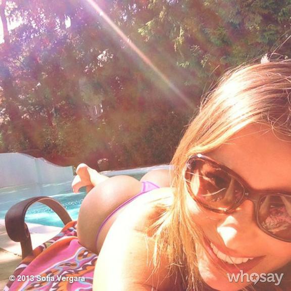 Sofia Vergara posta foto em que aparece de fio dental