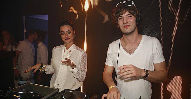 Sem Paulo Vilhena, Thaila Ayala vai à balada eletrônica em São Paulo