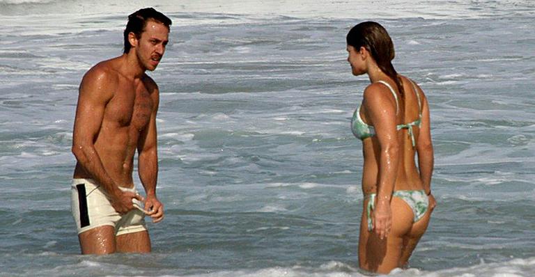 Priscila Fantin vai à praia com marido e mostra boa forma