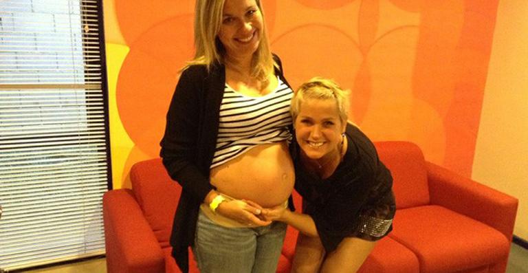 Xuxa paparica o barrigão de grávida da ex-paquita Andrezza Cruz