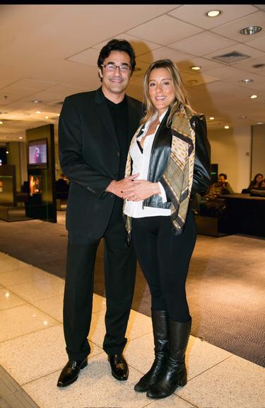 Luciano Szafir e Luhanna Melloni, esperando o primeiro filho, vão ao teatro