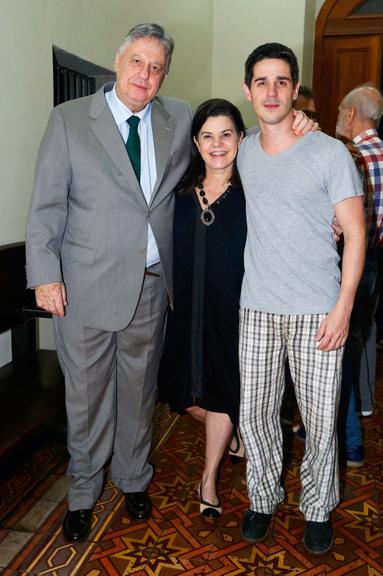 Pedro Neschling aplaudido na estreia de sua peça no teatro