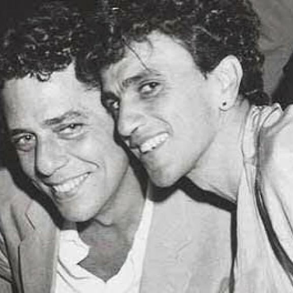 Caetano Veloso parabeniza Chico Buarque nas redes sociais