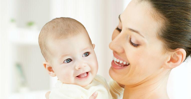 A filha recém-nascida de Kim Kardashian e Kanye West já sorriu. Será que é possível?
