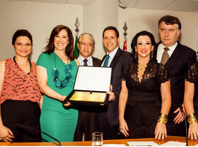 Claudia Raia apoia luta contra tráfico humano