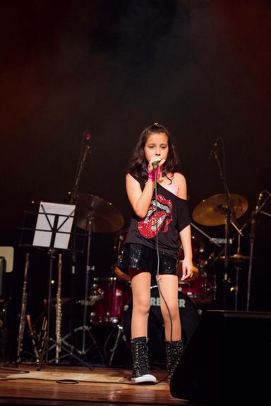 Simone Soares assiste a filha, Luana, em apresentação