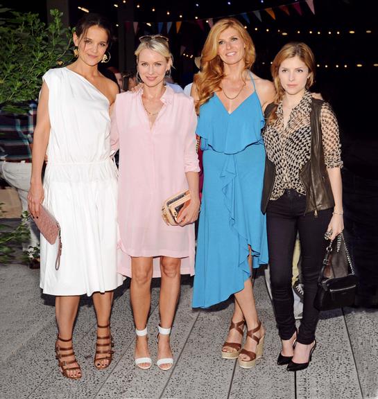 A musa Katie Holmes em coquetel
