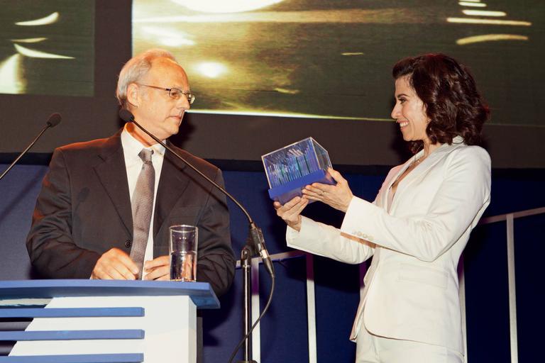 Fernanda Torres entrega troféu